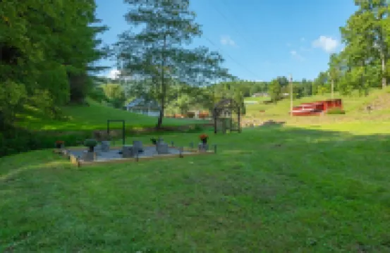 Hot Tub+Fire Pit, WiFi, Close to Avl+Burnsville! Perfect Location! Easy Access!
