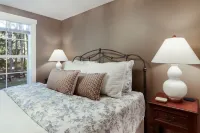 Cozy & New - Walk to Lake Michigan & Northport's shops, restaurants, and bars.