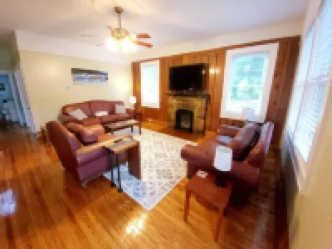 Charismatic 4-bedroom home on the New River ニュー・リバーのホテル