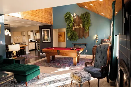 4-Bedroom Home - 2 King Beds, Summer Pool, Pool Table, Air Hockey + More Отели в г. Кейп Джирардо Тауншип