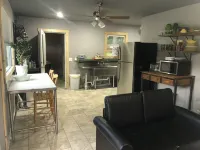 Private guest house! This Is your own little home away from home! Quaint retreat 라포트 호텔