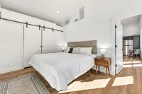 Lux Couples Retreat: Hot Tub & Sleep Number Bed