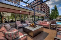 King Bed -Chic Mountain Studio, Ski-In-Ski-Out and Steps From Historic Main St.