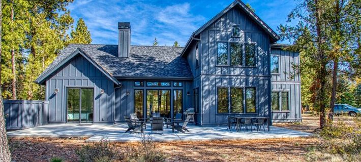 Luxury Sunriver Lodge, 3 King Suites, SHARC Passes, Hot Tub, EV, Sleeps 16! Hotels in Sunriver
