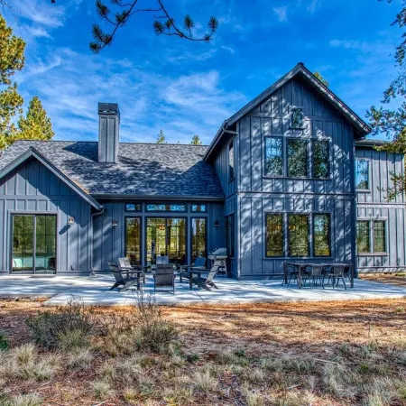 Luxury Sunriver Lodge, 3 King Suites, SHARC Passes, Hot Tub, EV, Sleeps 16!