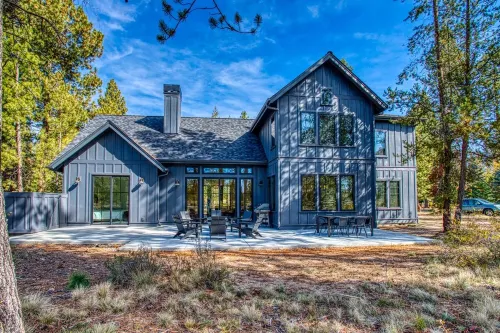 Luxury Sunriver Lodge, 3 King Suites, SHARC Passes, Hot Tub, EV, Sleeps 16!