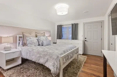 BRIGHT, Renovated, In the Heart of Aspen Walkable