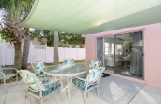 SOUTH BEACH & PARK Just a Hop Skip & Jump • CORAL COTTAGE • Fun Seaside Vero