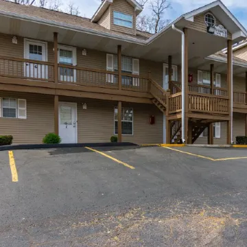 King Suite Condo - Golf Course View!