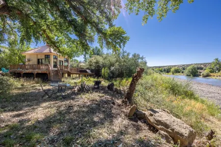 Riverside Retreat Aztec -Tiny Home on the Animas River. 30 minutes to Durango!