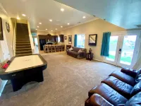 Cozy Apartment with Loft, Theater Room, & Gorgeous Mountain Views! Sleeps 8