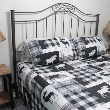 Lake View cottage, secluded, quiet, total remodel, 3 king beds