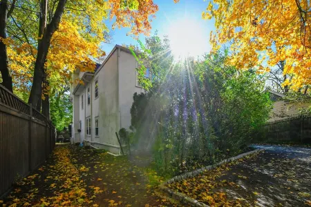 Top-Floor Princeton Condo w/private balcony Отели в г. Принстон