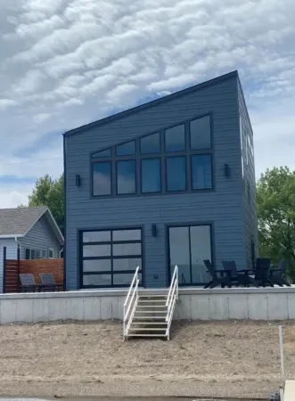 Waterfront Home on Lake Poinsett! 5 queen beds and a Beachfront Bar!! Sleeps 10