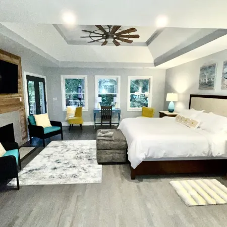 Luxury Lakefront Retreet 4-4, Spacious, Party Dock with Sunsets and Sandy Beach!