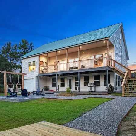Bayside Retreat - 2250 sq ft Bay House w/dock, fire pit, & tons of amenities