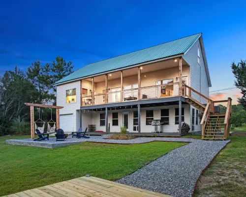 Bayside Retreat - 2250 sq ft Bay House w/dock, fire pit, & tons of amenities Hotels in Diamondhead