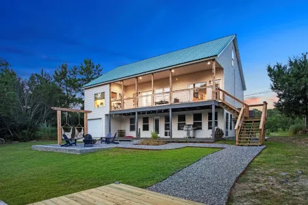 Bayside Retreat - 2250 sq ft Bay House w/dock, fire pit, & tons of amenities