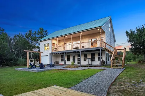 Bayside Retreat - 2250 sq ft Bay House w/dock, fire pit, & tons of amenities