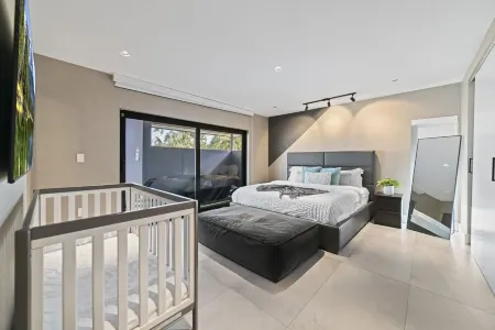 Elegant 7Br/4BA Heated Pool, Near Beach & Zoo