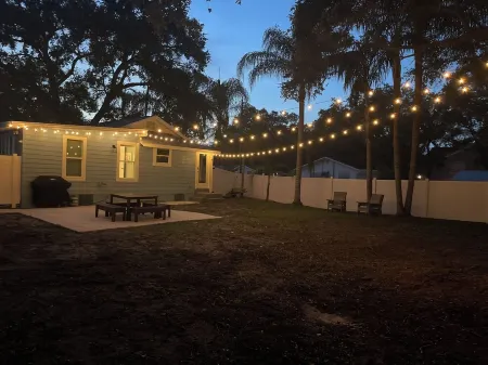 Beachy Bungalow in the heart of Dunedin; 5 minute walk to downtown Отели рядом с достопримечательностью «Oasis Beach»