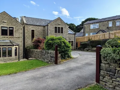 Luxury Detached 4 Bedroom House Semi-Rural Location Hotels near C P Holland and Sons Ltd