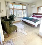 Mountain Modern Home on Lake Everest!  Only 3 miles to Whiteface! Whiteface Mountain Ski Resort附近的飯店