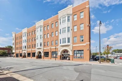Modern condo - DT Fuquay - Free Parking - walk to restaurants, coffee, breweries
