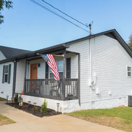 Charming 3-bedroom house in Pleasant Oak Grove with AC, WiFi