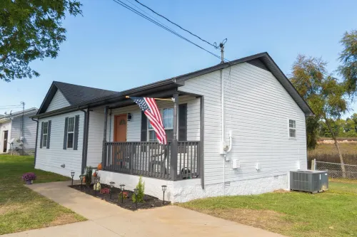 Charming 3-bedroom house in Pleasant Oak Grove with AC, WiFi Hotels in Oak Grove