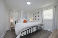 Cottage 2 mi to Broadway: King Bed, Fenced Yard