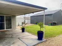 10 Palms - Waterfront shack at peaceful Dutton Bay West, 5 mins to Farm Beach! Hotels near Experience Coffin Bay