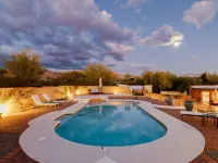 Mtn views, pool, hot tub, fire pit / 2 King suites / game room / modern & luxe Hotels in Tanque Verde