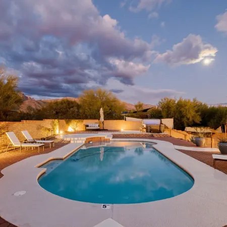 Mtn views, pool, hot tub, fire pit / 2 King suites / game room / modern & luxe