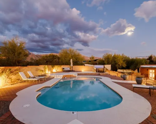 Mtn views, pool, hot tub, fire pit / 2 King suites / game room / modern & luxe Hotels in Tanque Verde