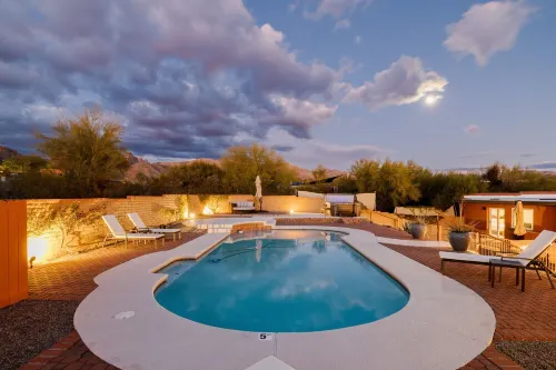 Mtn views, pool, hot tub, fire pit / 2 King suites / game room / modern & luxe