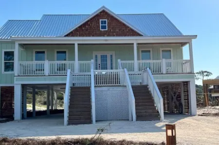 Dasoto Landing, A gated community with 3 min walk to pool, tennis court & beach. Отели в г. Дофин-Айленд