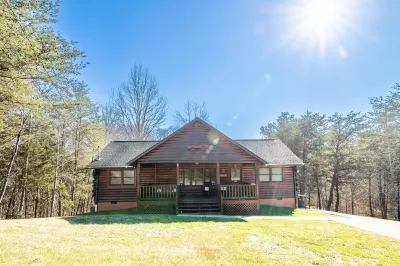 Relax and Unwind! Secluded Cabin Getaway in the Smokies 썬더헤드 주변 호텔
