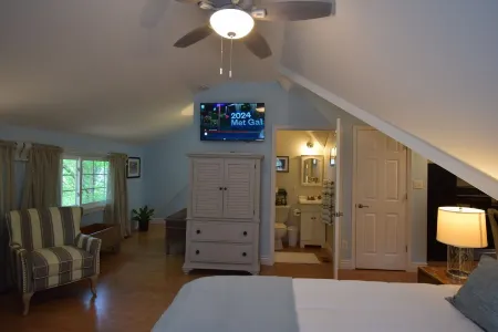 Quiet coastal retreat, minutes from Ocean City, MD, full kitchen.