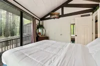 Unique octagon treehouse chalet, panoramic forest views, community pool.