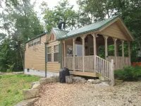 TLC-Tiny Cabin with loft located in park like setting. Hotéis em Shell Knob