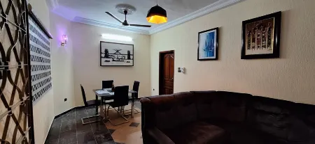 Deluxe Double Bed Room & Saloon in Akpakpa Cotonou Benin Отели рядом с достопримечательностью «Fidjrosse Beach»