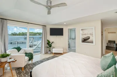 Featured on HGTV's "My Lottery Dream Home15 minute boat ride to Crab Island. Hotels near Baker Mercantile