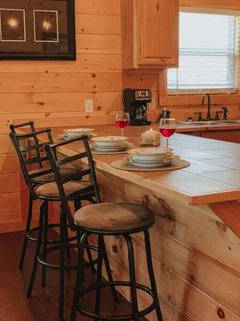 Twin Oaks: Close to Town! Mtn Views! Hot Tub!