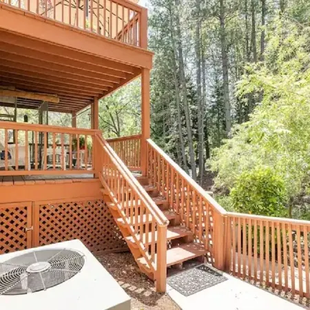 Private master bed/bath with separate entrance,10 min. walk to town.No clean fee