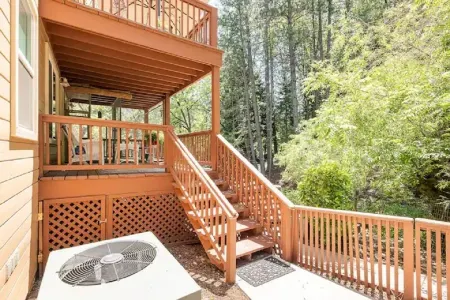 Private master bed/bath with separate entrance,10 min. walk to town.No clean fee