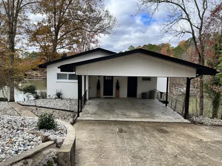 *New 3BR/2BA* ~ 200 ft Lake Frontage ~ Lakehaven Отели в г. Пайни