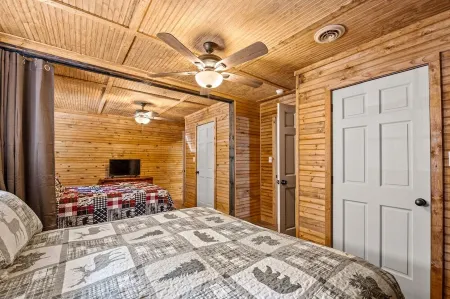 Lakeside Pet Friendly Cabin w/ Hot tub Game Rm Fireplace Elec Vehicle Charger