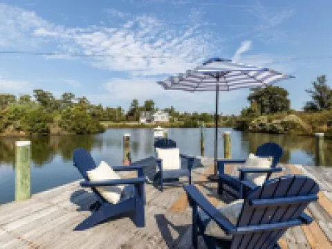 Home on Jackson Creek Home w/kayaks, bike, dock. Available guest cottage extra. โรงแรมในMiddlesex County