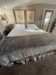 Beachfront Historical home 1Br/1Ba apt on Lake Erie w/ Balcony, WiFi, Streaming